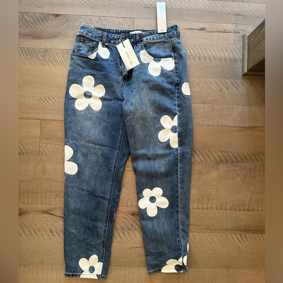 NWT ADORABLE & FUN FLOWER PRINT JEANS - Picture 2 of 6